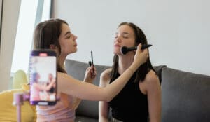 Des vloggeuses sont en train de réaliser un vlog e maquillage