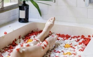 Monétisez vos pieds en vendant des photos d'eux dans une baignoire fleurie.