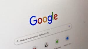 L'écran de l'ordinateur affiche le logo Google.